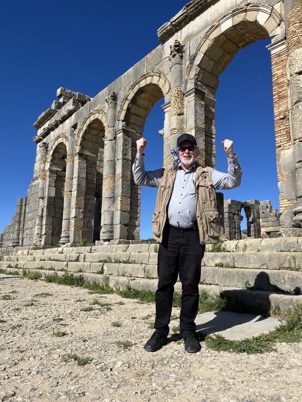 Gerd vor Kathedrale Museum Römische Ausgrabungen Volubilis